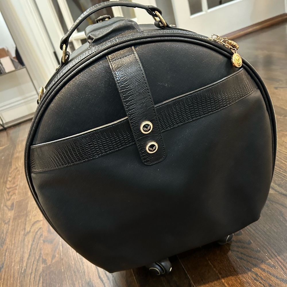 Smart Birdy hat box starter luggage base is a standard starter carry-on luggage.